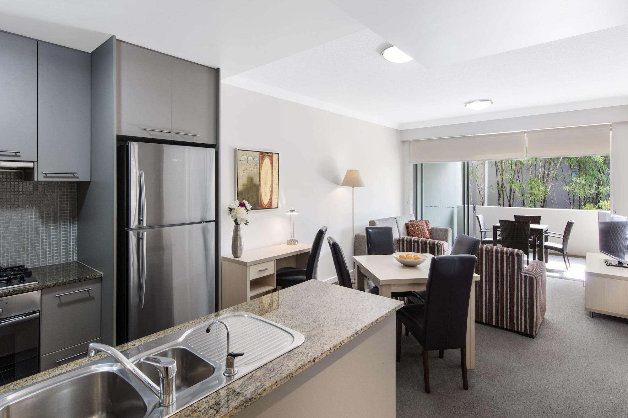 Oaks Brisbane Mews Suites Экстерьер фото